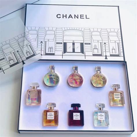 chanel mini pochette fragrance store